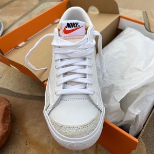 Nike Blazer Low ‘77 Size 6 Women’s White/Rattan-Pale Coral-Black